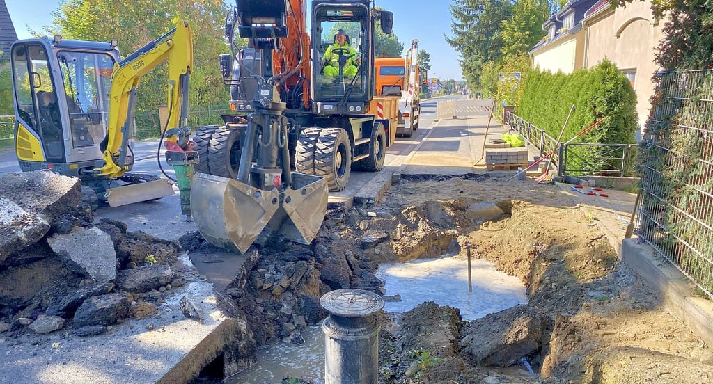 Mit Bagger und hydraulischem Meißel schaffen sich die Mitarbeiter des WAZV nach dem Rohrbruch Baufreiheit in der Rosa-Luxemburg-Straße.