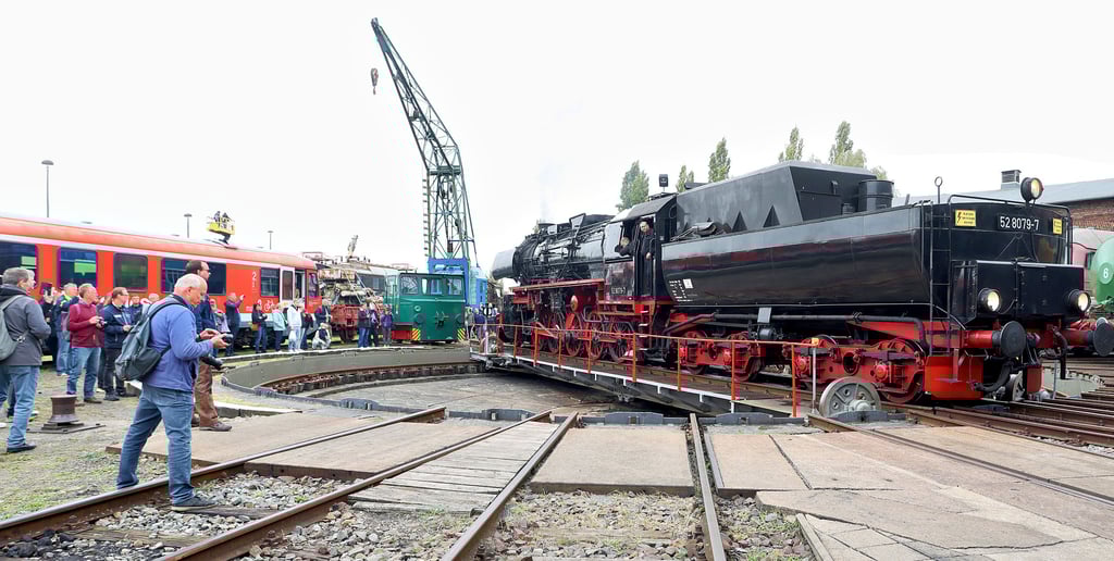 Auf der Drehscheibe präsentierten sich die Dampfloks beim Herbst- und Jubiläumsfest der Eisenbahnfreunde Staßfurt den Fotografen.