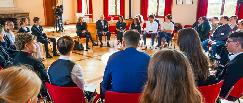 Beim Nachwuchsprogramm treffen Schüler auf Wissenschaftler, um sich über Künstliche Intelligenz zu unterhalten. 