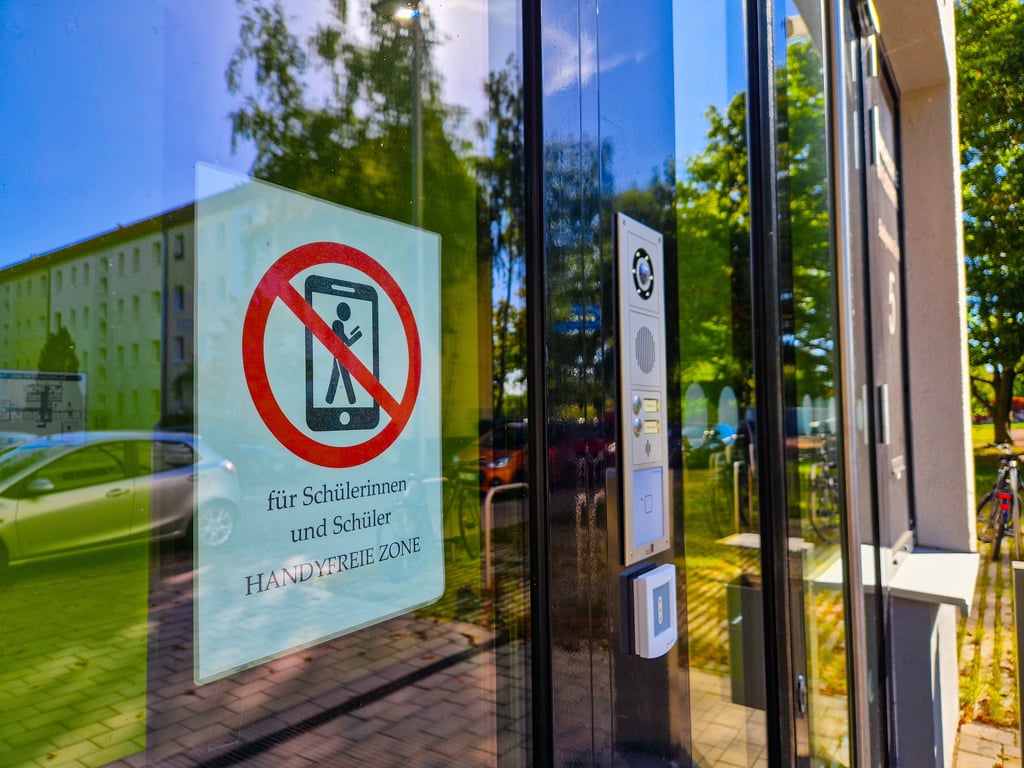 An der Sekundarschule Am Fliederweg in Halle herrscht seit einigen Monaten Handyverbot.