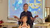 Mariia und Tochter Anastasia Chinkina trugen für die Lesung in Havelberg im Prignitz-Museum Kostüme. Sie lasen aus Kinderbüchern in ukrainischer und deutscher Sprache.