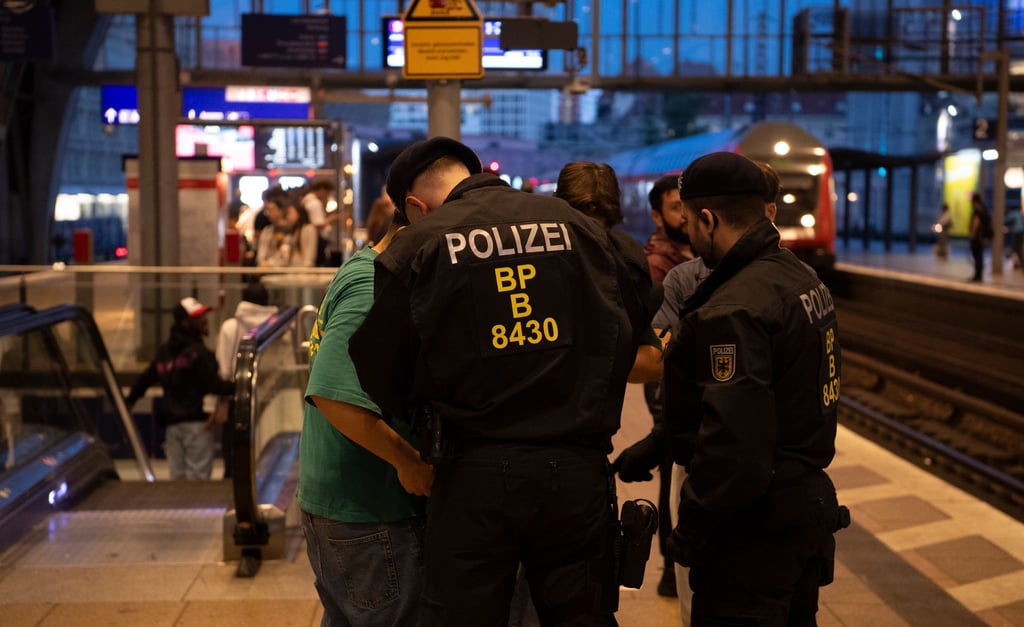 Die Bundespolizei erlässt ein Waffenverbot auf 15 Bahnhöfen in Berlin im Oktober, Kontrollen sollen so einfacher werden. (Archivbild)