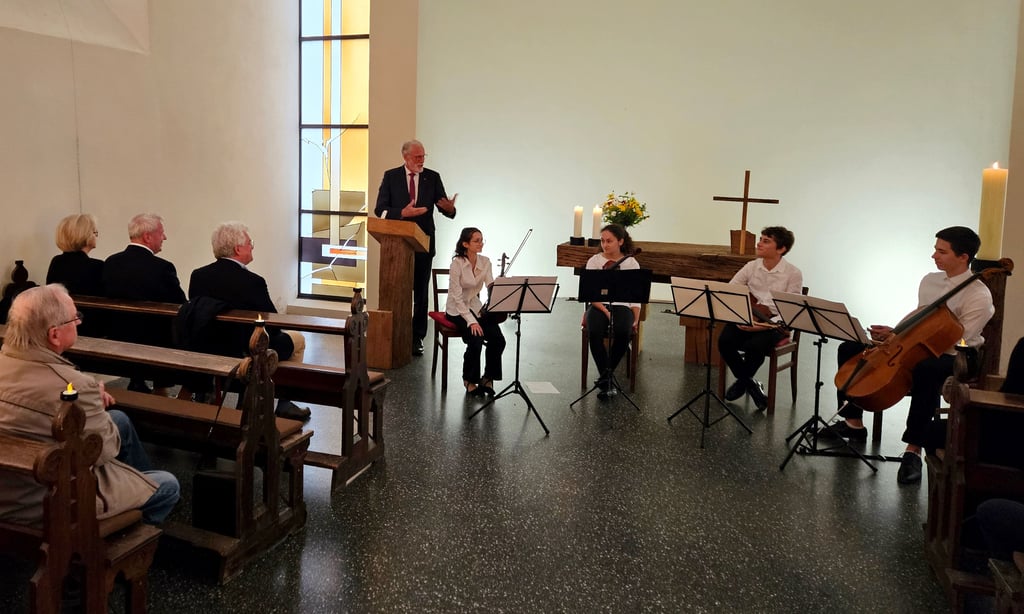 Rainer Robra (CDU), hier mit dem Streichquartett des Magdeburger Konservatoriums Georg Philipp Telemann, hob die gesellschaftliche Bedeutung offener Kirchbauten hervor.