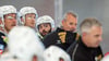 Trainer Serge Aubin (M.) sieht nach der vierten DEL-Niederlage in Folge der Eisbären noch keinen Grund zur Sorge. (Archivbild)