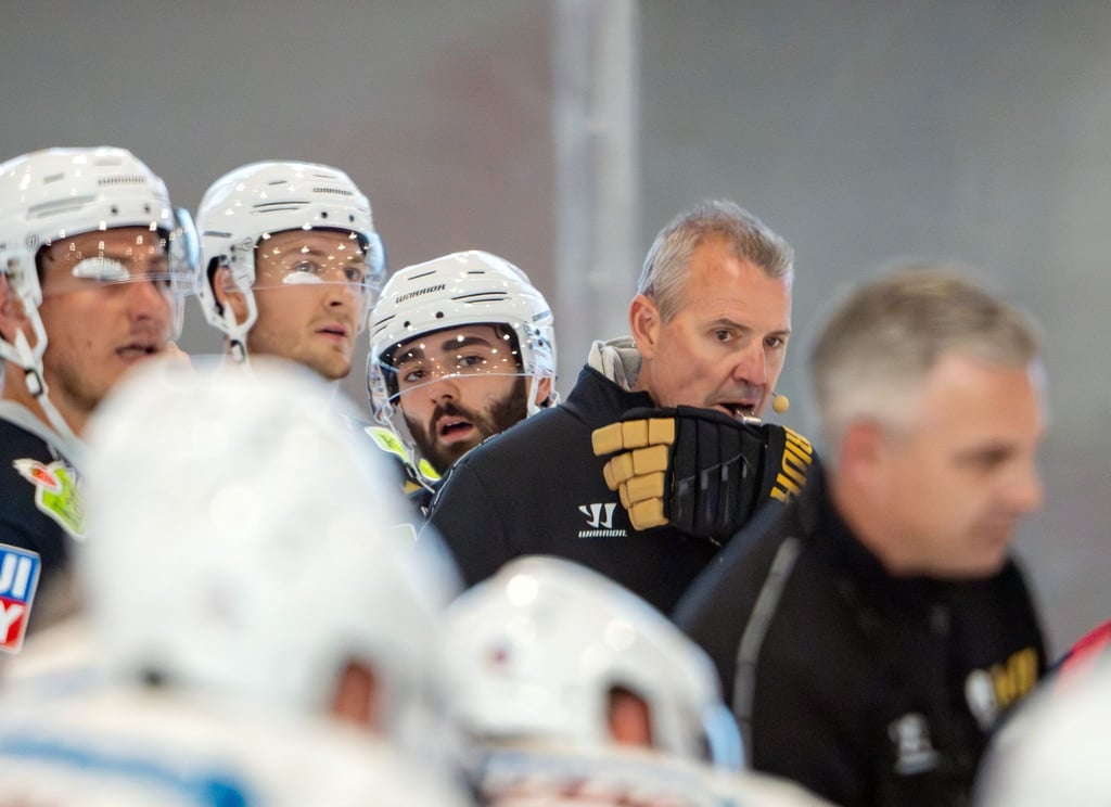Trainer Serge Aubin (M.) sieht nach der vierten DEL-Niederlage in Folge der Eisbären noch keinen Grund zur Sorge. (Archivbild)