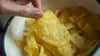 Chips gehören zu den beliebtesten Snacks bei Verbrauchern in Deutschland - manche essen sie auch im Bett. (Archivfoto)