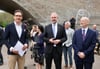 US-Generalkonsul John R. Crosby (Mitte), hier beim Gedenken an 80 Jahre Kriegsende in Halle, mit Halles Oberbürgermeister Alexander Vogt (parteilos, l.) und dem Geschäftsträger der US-Botschaft in Berlin, Alan Meltzer 
