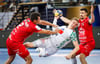 Gisli Kristjansson setzt sich hier gegen Thiagus Petrus Goncalves dos Santos (l.) und Ivan Martinovic durch.  