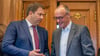 Heller Anzug, keine Krawatte: Der Kanzler überrascht bei der Kabinettsklausur mit neuem Outfit.