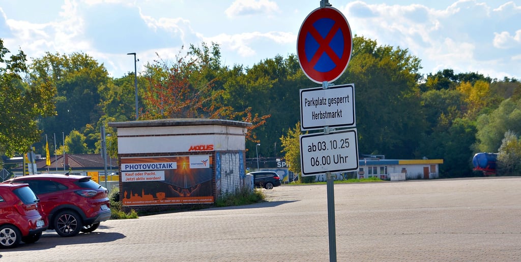 Der Neumarkt in Staßfurt sorgt mit seiner neuen Parkordnung für Rummel. Ab dem Einheitsfeiertag ist er erstmals für den Herbstmarkt reserviert.