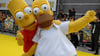 Als Homer und Bart Simpson verkleidete Schauspieler kommen 2007 in London zur Premiere des ersten Films „Die Simpsons“. (Archivbild)