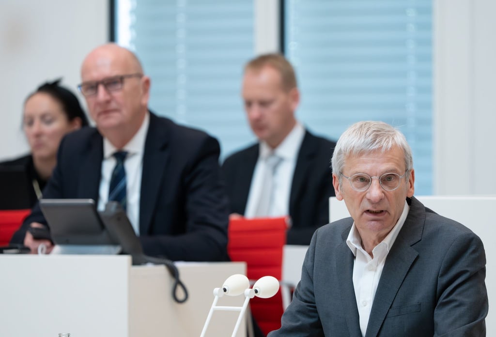 Der Vorsitzende der Brandenburger AfD-Landtagsfraktion, Hans-Christoph Berndt, reagiert auf SPD-Ministerpräsident Dietmar Woidke. (Archivbild)