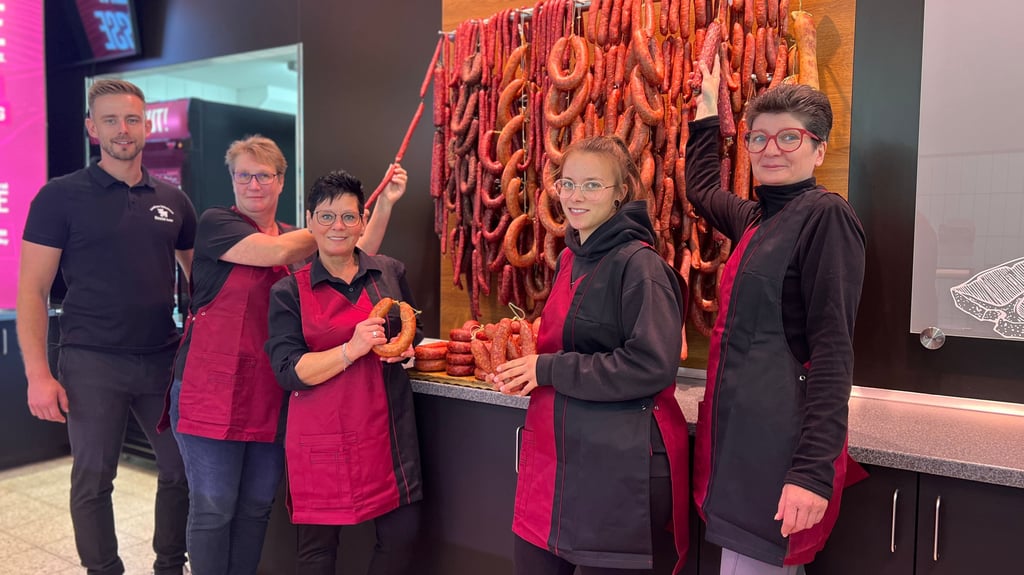 Chef Justin Hesse mit seinem Team Eileen Wilke, Soveig Hoefert, Betty Rettmer und Birgit Klaus (von links) in der neuen Filiale in Wernigerode.