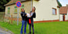 Franziska Knoll (links) und Sina Schönefuß vor einem Haus in der  Rudolf-Breitscheid-Siedlung, das fast noch im Urzustand der Erbauung im Jahr 1921 ist.  Die Ziegel an der Seitenfront dienen zur  Verblendung und als Wetterschutz