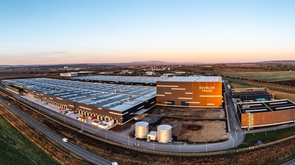Blick auf die Hallen und das Hochregallager des Global Parts Center von Daimler Truck in Halberstadt. An dem 40 Meter hohen Gebäude prangt seit Kurzem der Firmenschriftzug.