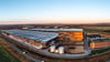 Blick auf die Hallen und das Hochregallager des Global Parts Center von Daimler Truck in Halberstadt. An dem 40 Meter hohen Gebäude prangt seit Kurzem der Firmenschriftzug.