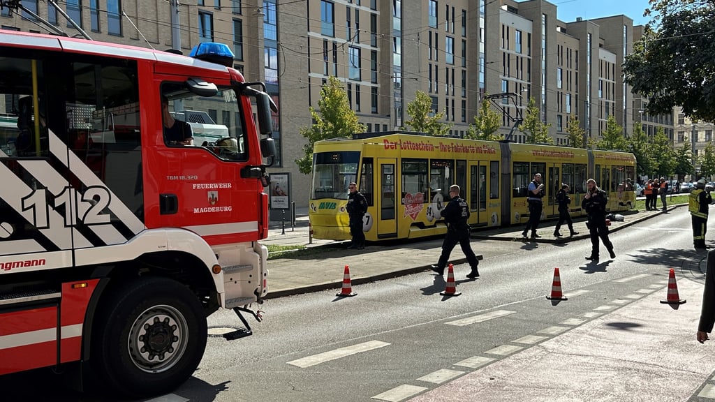 Im Breiten Weg in Magdeburg sind am Dienstag (30. September 2025) eine Straßenbahn und ein Fußgänger zusammengestoßen.
