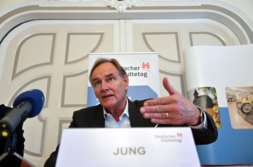 Das Finanzdefizit der Städte liegt laut Städtetagspräsident Burkhard Jung (SPD) auf Rekordniveau. Er fordert die schnelle Ausschüttung der Infrastruktur-Milliarden des Bundes an die Kommunen.
