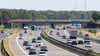 Zwei Männer sollen Gegenstände von Autobahnbrücken geworfen haben und sind deshalb nun wegen versuchten Mordes angeklagt.