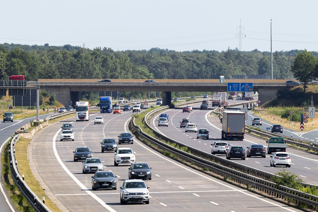 Zwei Männer sollen Gegenstände von Autobahnbrücken geworfen haben und sind deshalb nun wegen versuchten Mordes angeklagt.
