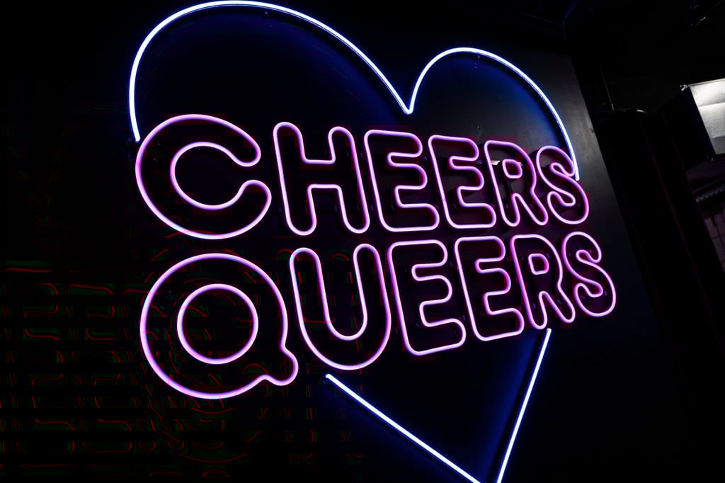 Im Club „SchwuZ“ in Berlin-Neukölln steht in leuchtenden Buchstaben „Cheers Queers“. (Archivbild)