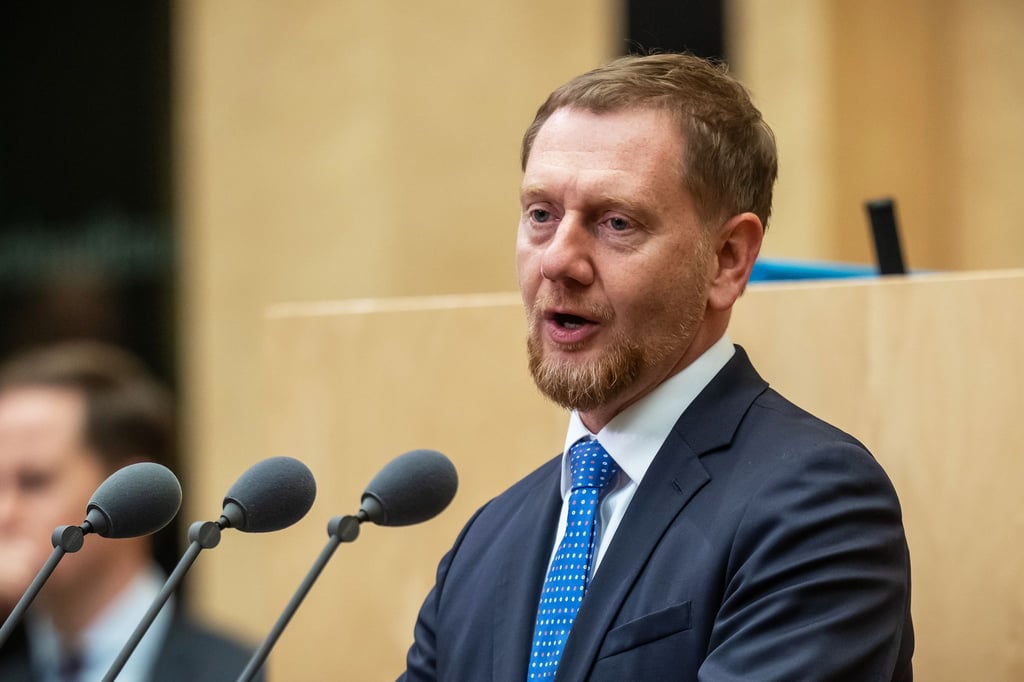 Michael Kretschmer fordert, über Anpassungen der Klimaziele zu diskutieren. (Archivbild)