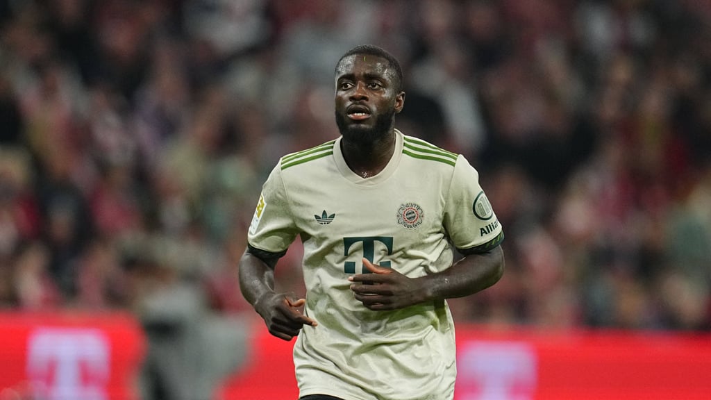 Dayot Upamecano soll länger bei den Bayern bleiben.