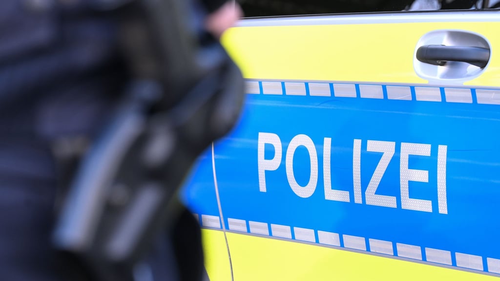 Ein stark betrunkener 40-Jähriger hat in Halberstadt versucht, Waren aus einem Geschäft zu stehlen.