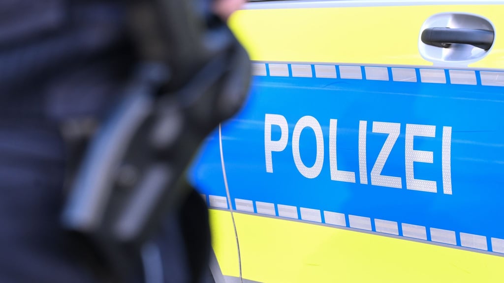 Ein stark betrunkener 40-Jähriger hat in Halberstadt versucht, Waren aus einem Geschäft zu stehlen.