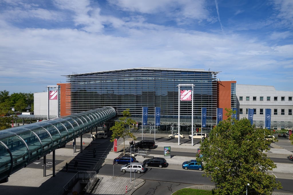 Blick auf den Flughafen Dresden International: Viele Flüge gehen zum Start der Herbstferien in den Süden. (Archivbild)