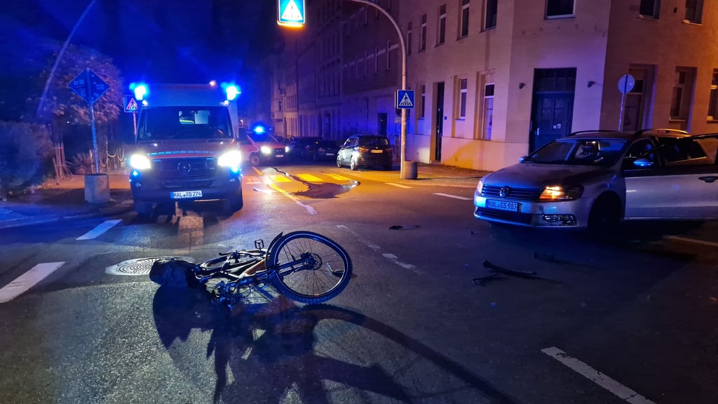 In der Wörmlitzer Straße in Halle kam es zu einem Zusammenstoß zwischen einem Radfahrer und einem Auto. Der Radfahrer wurde mit schweren Verletzungen in ein Krankenhaus eingeliefert.