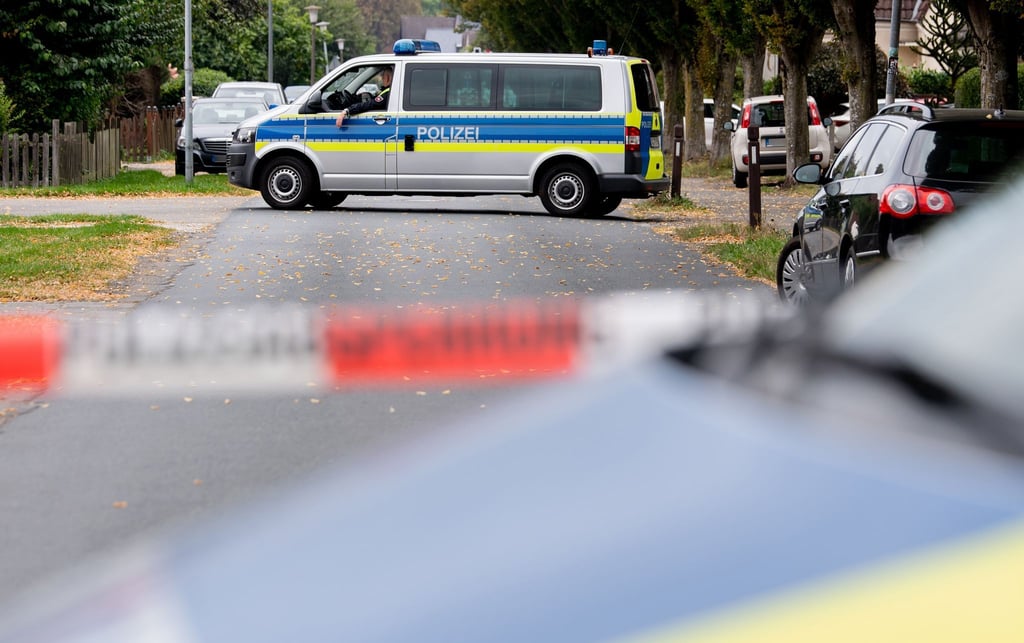 Die Polizei sicherte nach der Tat in dem Wohnhaus Spuren.
