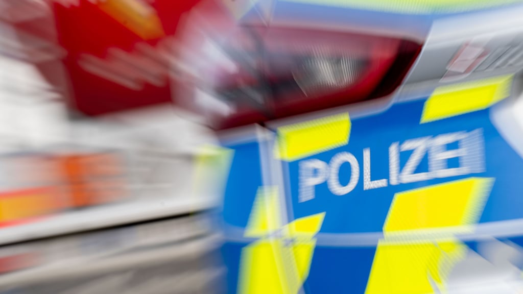 Ein Radfahrer wird in Pratau verletzt, der Autofahrer fährt davon. Die Polizei bittet dringend um Hinweise.