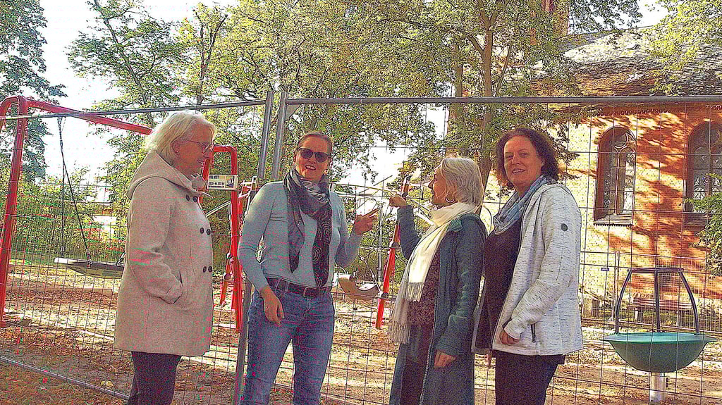 Anja Grabowski (von links), Katja Kleinau, Kathrin Goyer und Katrin Kellner vom Verein Rund um den See freuen sich über den Spielplatz im Herzen der Stadt.