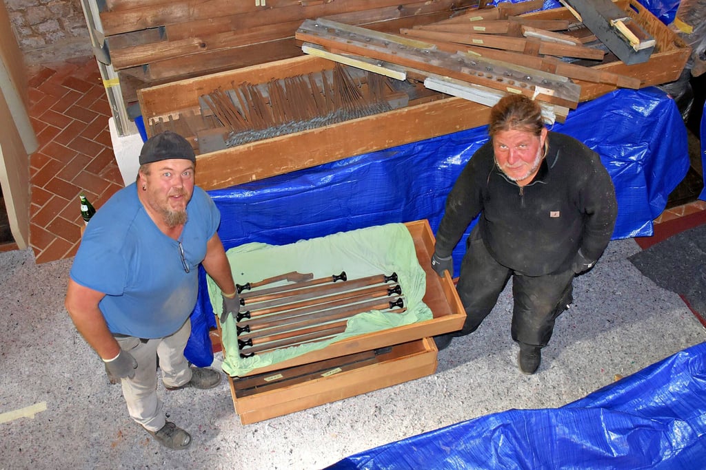 Orgelbauer Steffen Peter und Mike Stopfkuchen, Helfer aus der Gemeinde, schaffen die gut beschrifteten Einzelteile der Aue-Aylsdorfer Kirche in den Transporter. Die Stücke werden bei der Firma Orgelbau Reinhard Hüfken in Halberstadt gesäubert und restauriert.