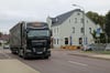 Ein Lastwagen durchquert Bruckdorf: Indes wird in Bruckdorf künftig vor allem mit einer Zunahme des Pkw-Verkehrs gerechnet. 