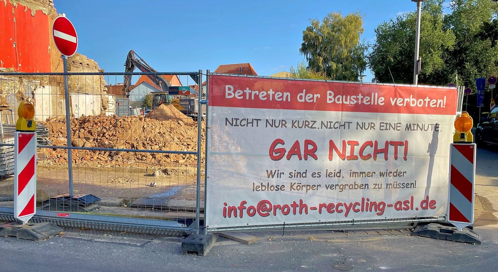 Am Juckenackschen Hof wird gearbeitet - Neugierige sollten die Baustelle lieber nicht betreten.