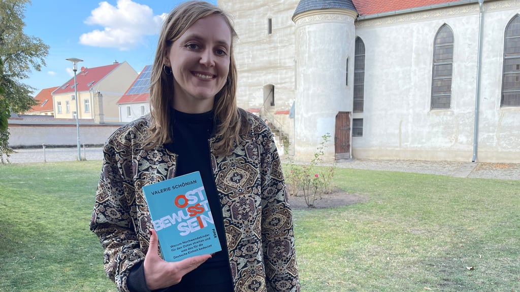 Journalistin und Autorin Valerie Schönian, die 1990 in Stendal geboren wurde und in Magdeburg aufgewachsen ist, las aus ihrem Buch: „Ostbewusstsein. Warum Nachwendekinder für den Osten streiten und was das für die Deutsche Einheit bedeutet“.