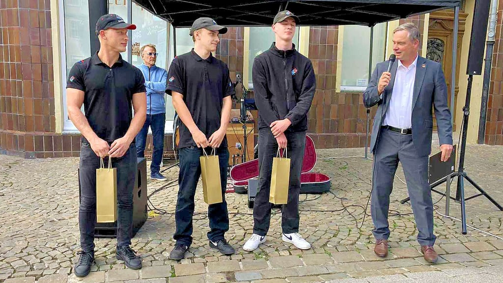 Julian Binscheck, Calvin Klanert und Kevin Röder werden von OB Steffen Amme (v.l.n.r.) als beste Radler ausgezeichnet.