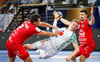 Gisli Kristjansson setzt sich hier gegen Thiagus Petrus Goncalves dos Santos (l.) und Ivan Martinovic durch.  