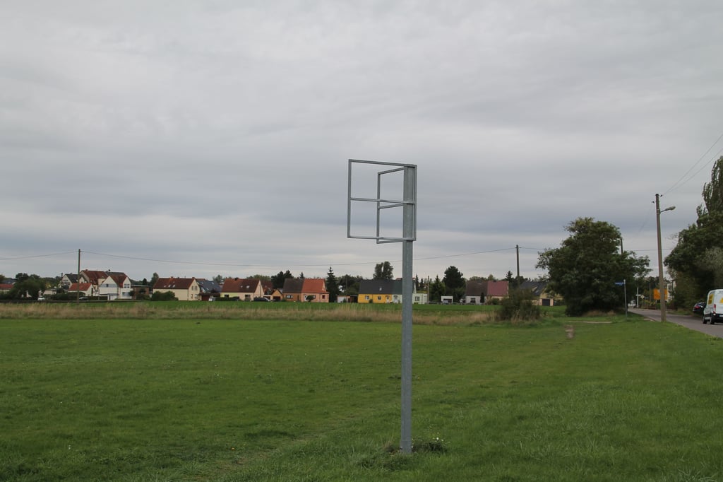 Blick auf die nördliche Wohnhausgrenze in Bruckdorf: Über die Grünfläche verläuft die Nordvariante der Ortsumgehung.