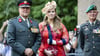 König Willem-Alexander der Niederlande und seine Tochter Prinzessin Amalia treffen auf dem Paradeplatz der Prinz-Bernhard-Kaserne in Amersfoort ein.