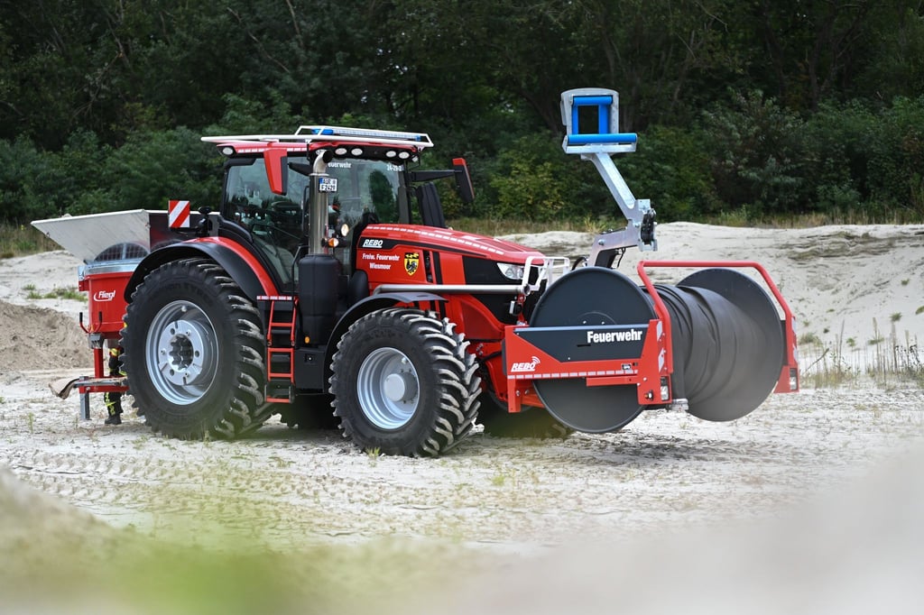 Der Feuerwehr-Trecker kann mit verschiedenen Geräten ausgestattet werden - hier etwa mit einer Schlauchhaspel und einer Sandsackfüllmaschine.