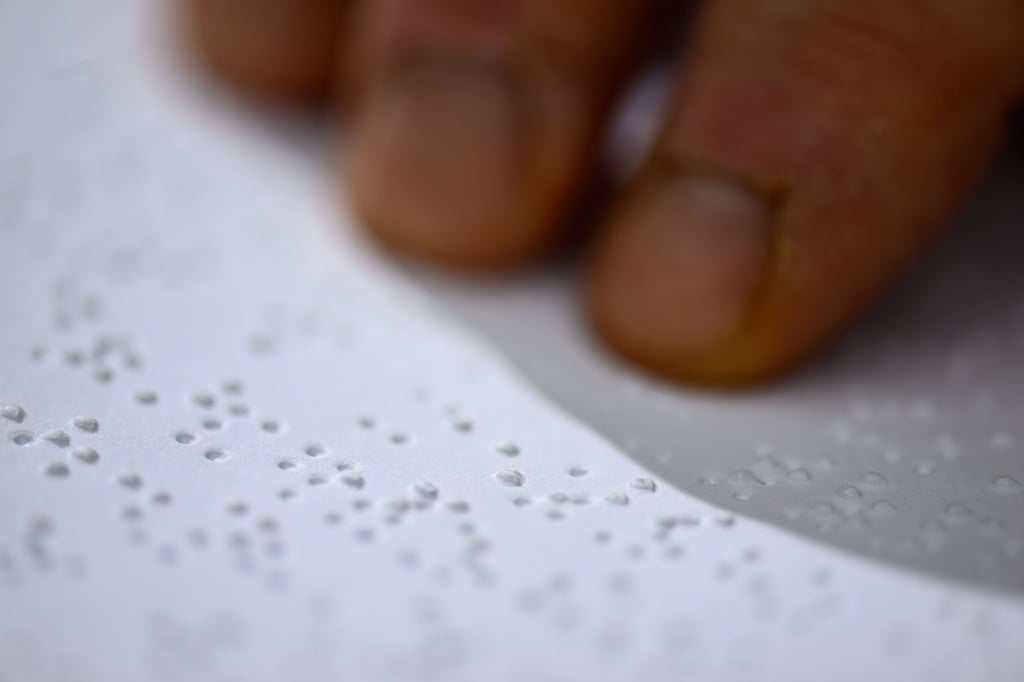 Brailleschrift ermöglicht blinden und sehbehinderten Menschen, mit den Fingern zu lesen und zu schreiben.