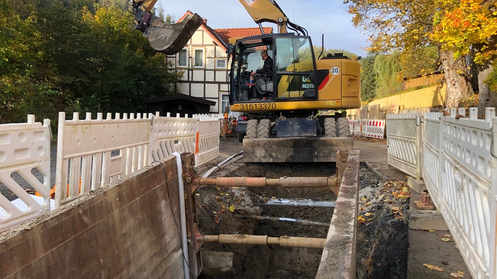 Wenn er - wie hier in Altenbrak - Schmutzwasserkanäle neu baut, erneuert der Zweckverband Ostharz auch die Trinkwasserleitungen.