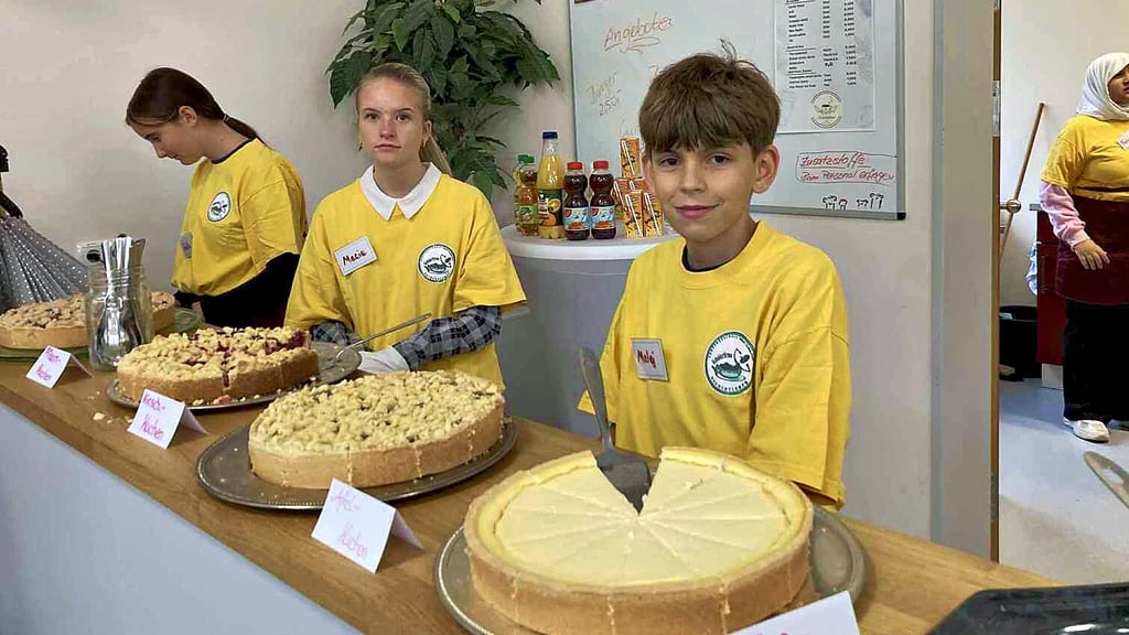 Stella, Macie und Matej von der Schülerfirma verkaufen leckeren Kuchen. „Ich backe und koche sehr gern, das macht Spaß“, sagt Macie.
