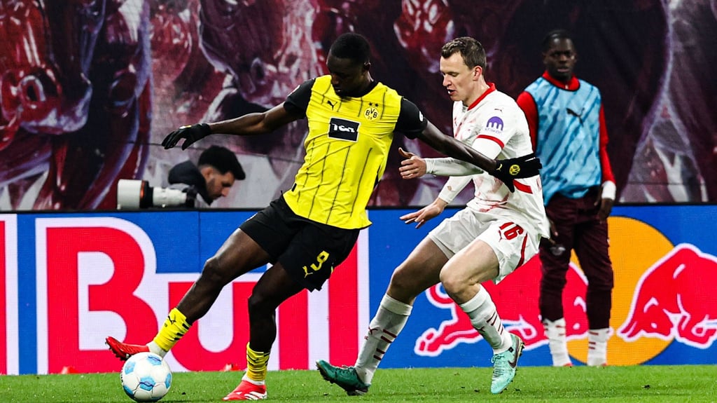 Serhou Guirassy im Spiel gegen RB Leipzigs Lukas Klostermann.