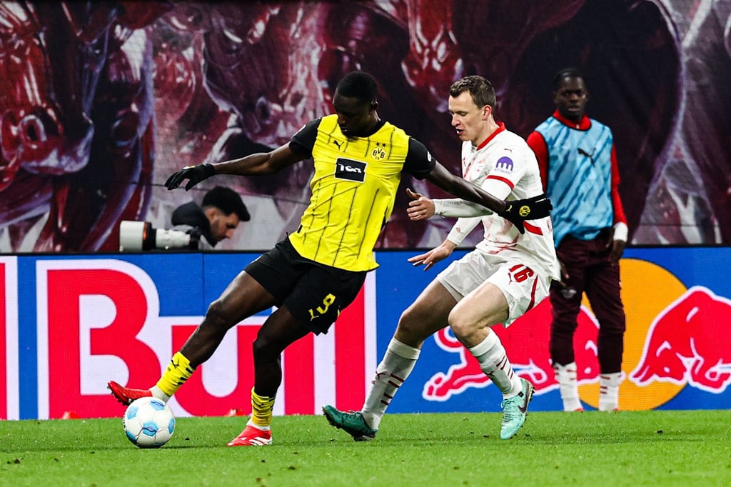 Serhou Guirassy im Spiel gegen RB Leipzigs Lukas Klostermann.