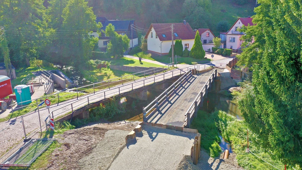 Die neue Behelfsbrücke in Biesenrode wurde direkt neben die alte Brücke über die Wipper platziert.