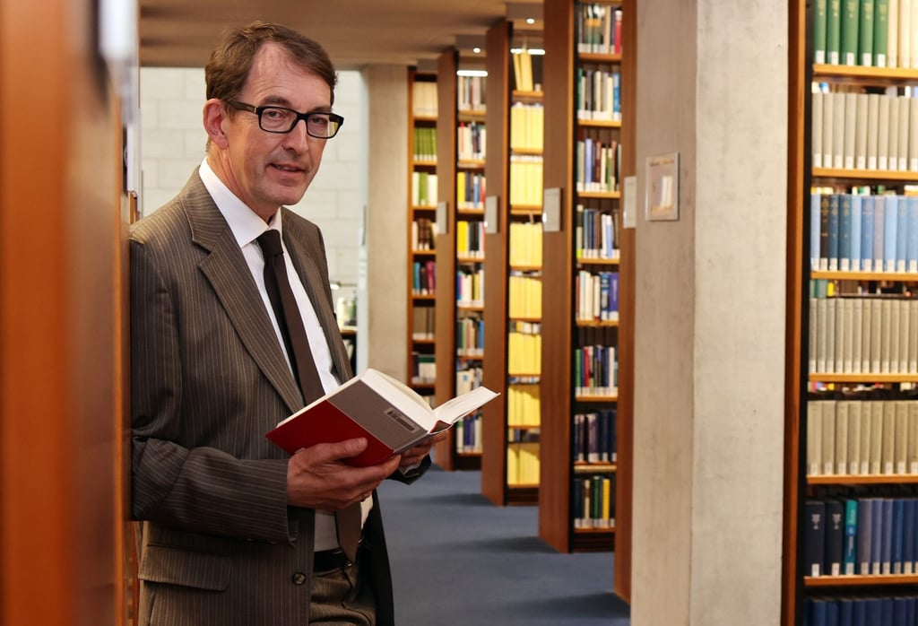 Jura-Professor und neuerdings Träger des Landverdienstordens: Winfried Kluth in der rechtswissenschaftlichen Bibliothek der Martin-Luther-Universität.